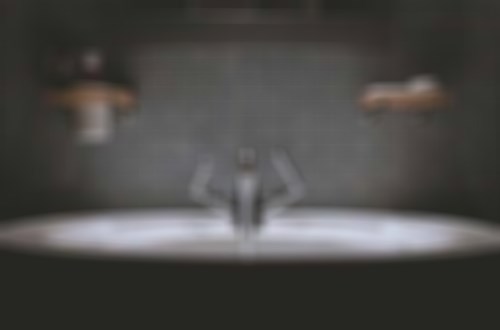 小型白色方形浴室臺盆